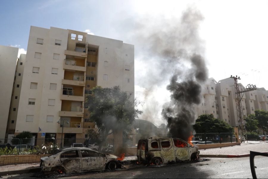 Brennende Autos in der israelischen Stadt Aschkelon nach einem Raketenangriff von Hamas aus Gaza, 7. Oktober 2023.