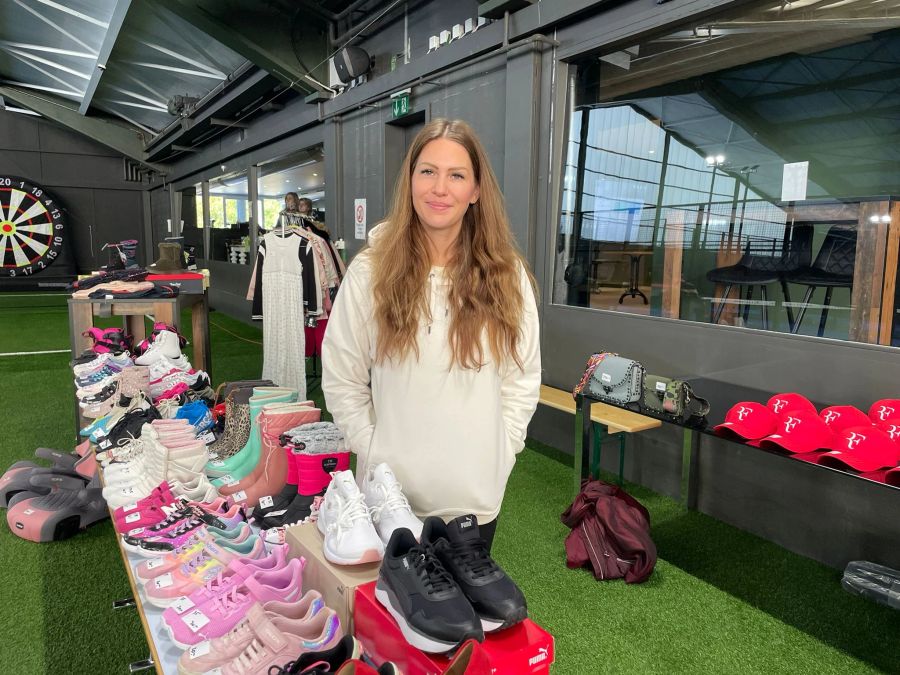 Anja Yakin lanciert in der «Yakin Arena» einen Flohmarkt.