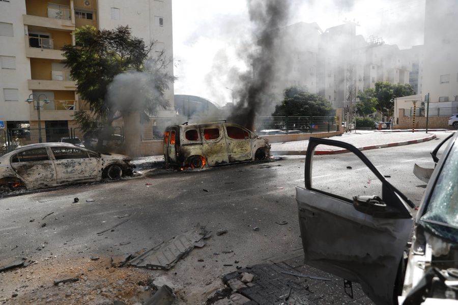 Zerstörte Autos und beschädigte Gebäude in der israelischen Stadt Aschkelon nach Raketenabschüssen aus Gaza, 07. Oktober 2023.