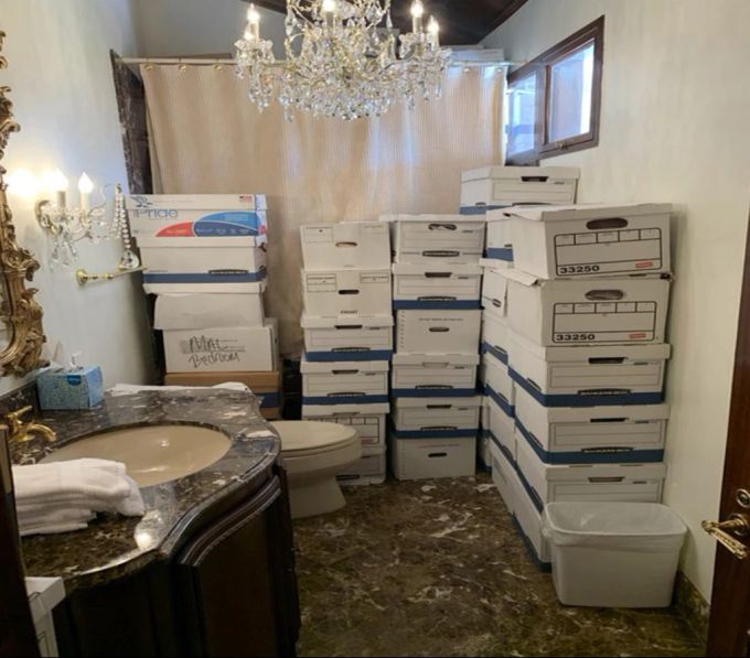 Kisten voller geheimer Regierungs-Dokumente sind in einem Badezimmer von Trumps Residenz Mar-a-Lago gestapelt, zeigt dieses Beweisfoto des FBI. Mar-a-Lago Donald Trump