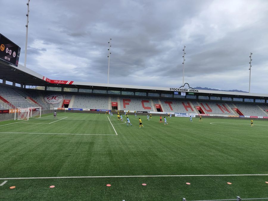 882 Zuschauer verfolgen das Spiel in der Stockhorn Arena in Thun.