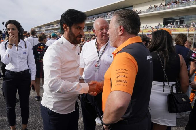 FIA-Präsident Mohammed Ben Sulayem (li.) mit McLaren-Teamchef Zak Brown beim US-Grand-Prix der Formel 1. FIA Formel 1 Sulayem