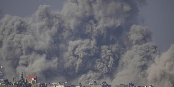 Terrororganisationen feuern erneut Geschosse auf Israel. dpatopbilder - Rauch steigt nach einem israelischen Luftangriff im Gazastreifen auf. Foto: Ariel Schalit/AP/dpa