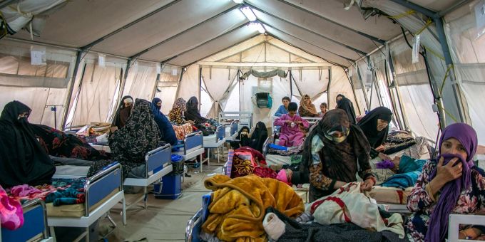 Verletzte werden nach starken Erdbeben in der Provinz Herat im Westen Afghanistans in einem Zelt behandelt. WHO