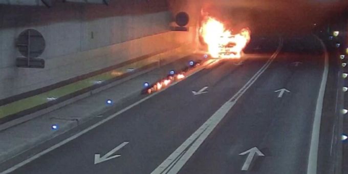 Lenker verletzt - Tessiner Auto brennt – Gotthard-Tunnel gesperrt