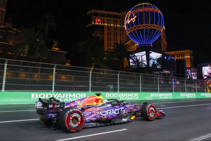 Lewis Hamilton soll sich Gedanken über eine Zukunft in einem Red Bull gemacht haben. Der Brite dementiert dies. Lewis Hamilton