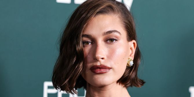 Close-up von Hailey Bieber mit glamourösem Make-up und Hairstyle.