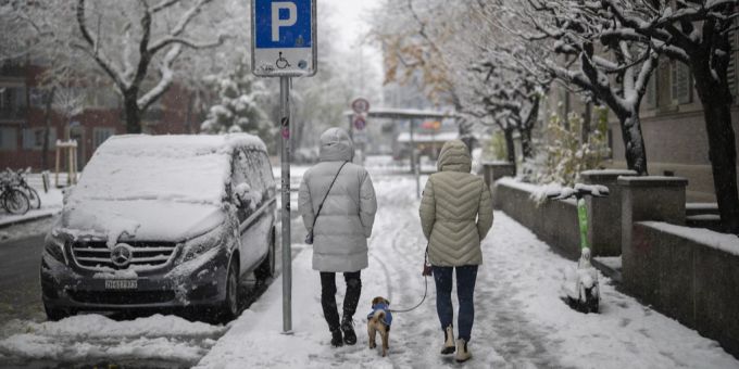 Eine verschneite Strasse in der Stadt Zürich am 2. Dezember 2023. Klimawandel