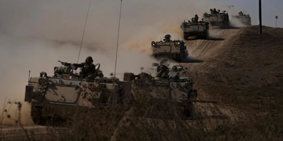 Israelische Panzer fahren auf die Grenze zum Gazastreifen im Süden Israels zu.