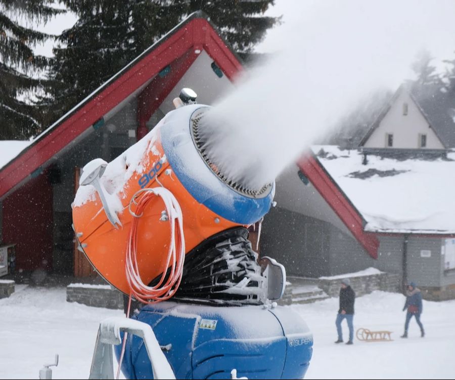 Seine Weihnachtslandschaft musste er nicht räumen – Schneekanone und Musik mussten aber weg. (Symbolbild)