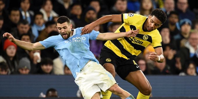 Aurèle Amenda von YB im Duell mit Mateo Kovacic von Manchester City. Aurèle Amenda YB