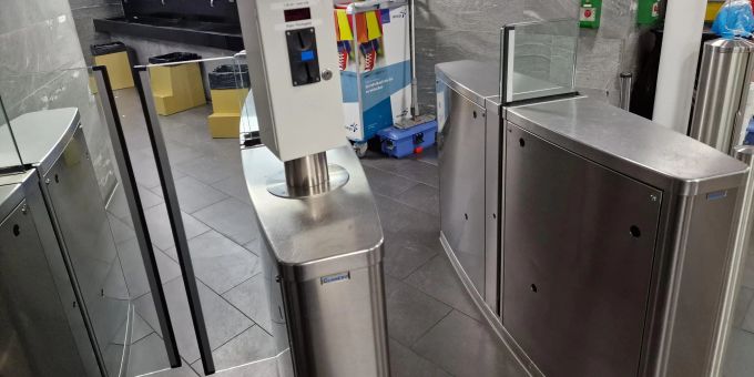 Männer, die Anfang Dezember am Bahnhof Bern pinkeln mussten, konnte dies gratis tun. WC Schranke SBB Bahnhof