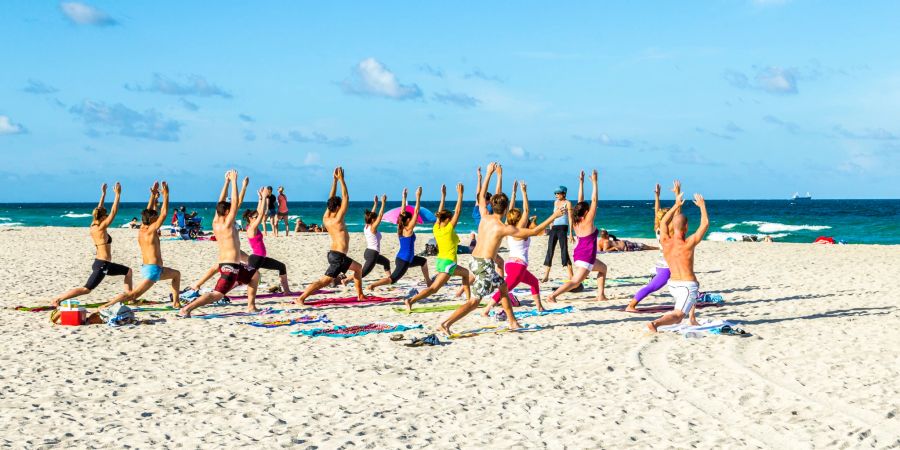 fitnesskurs am strand, blauer himmel