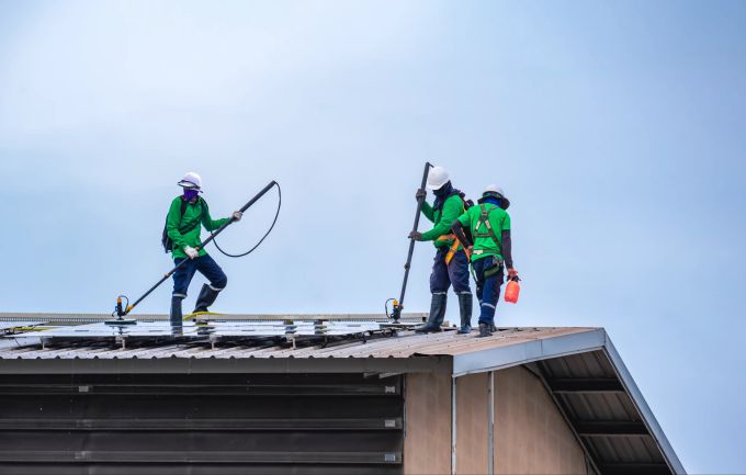 Profis können die Solarmodule effektiver und effizienter reinigen. Solarenergie