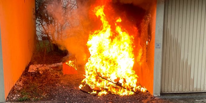 Beim Fahrzeugbrand wurde niemand verletzt. Fahrzeugbrand in Münchwilen