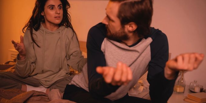 Vor allem, wenn Ihre Ex-Partnerin oder Ihr Ex-Partner toxisch war, sollten Sie sich eher nicht mehr melden. Schon nur um sich selbst zu schützen. streitendes pärchen