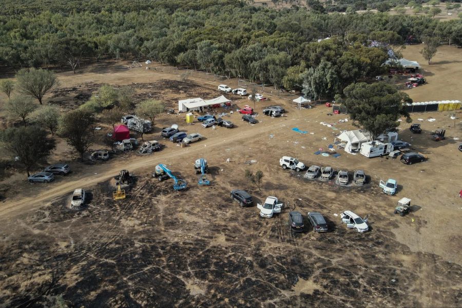 Spur der Zerstörung: Blick auf das Gelände des elektronischen Musikfestivals Supernova nach dem Terrorangriff der Hamas. Ilia Yefimovich/dpa