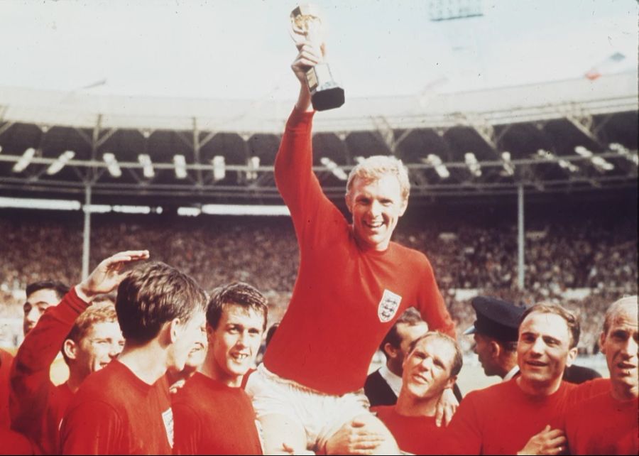 Charlton (ganz rechts) war Teil des Teams, welches 1966 den Weltmeistertitel für England gewann.