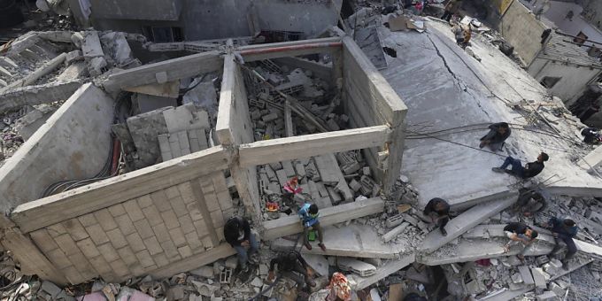 Palästinenser suchen in einem Flüchtlingslager im Zentrum des Gazastreifens nach den Leichen einer Familie. (Archivbild) Palästinenser