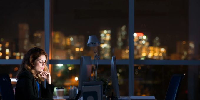 Alleinstehende übernehmen oft Mehrarbeit. Frau Arbeit Nacht Büro