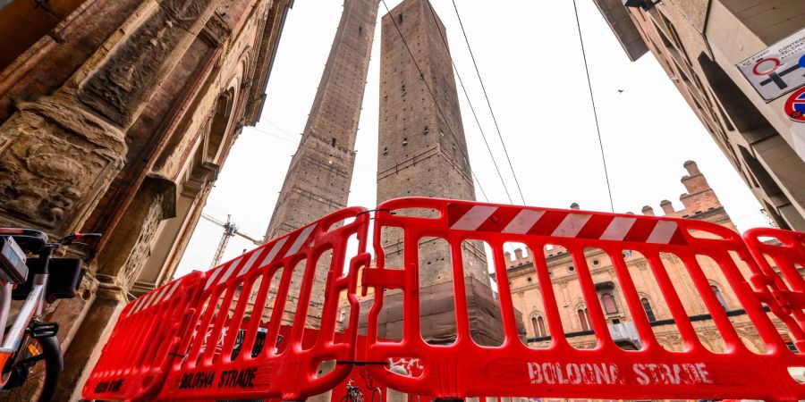 Die italienische Stadt Bologna bangt um eines ihrer Wahrzeichen: Den berühmten schiefen Garisenda-Turm.