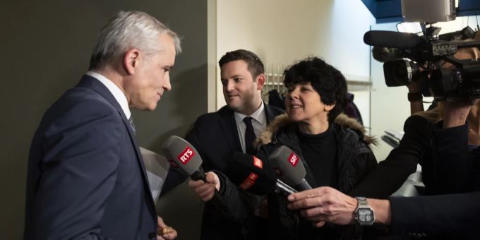 Bundesratskandidat Beat Jans beantwortet nach seinem Hearing bei der Bauern-Lobby Fragen von Journalisten, während Bundesratskandidat Jon Pult zu seinem Hearing geht, am Montag, 4. Dezember 2023 im Bundeshaus in Bern. Beat Jans Jon Pult
