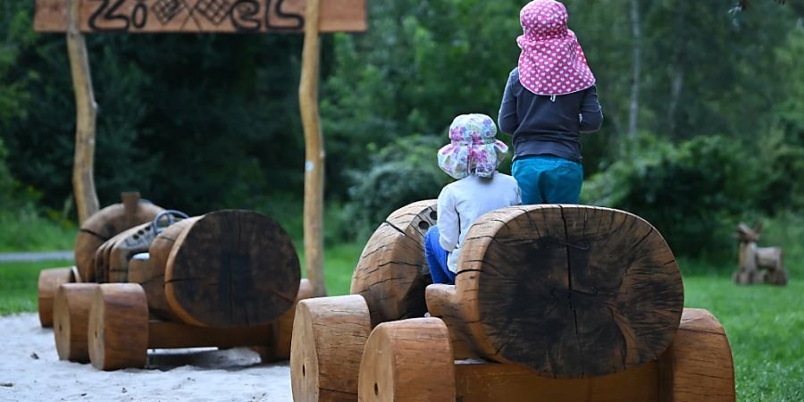 Mit der Revision des Umweltschutzgesetzes will der Bundesrat unter anderem die Sanierung von belasteten Böden unter Kinderspielplätzen ankurbeln. (Archivbild)