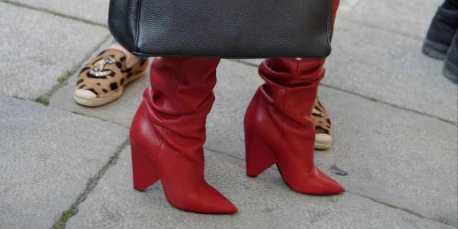 Rote Stiefel auf der Strasse.