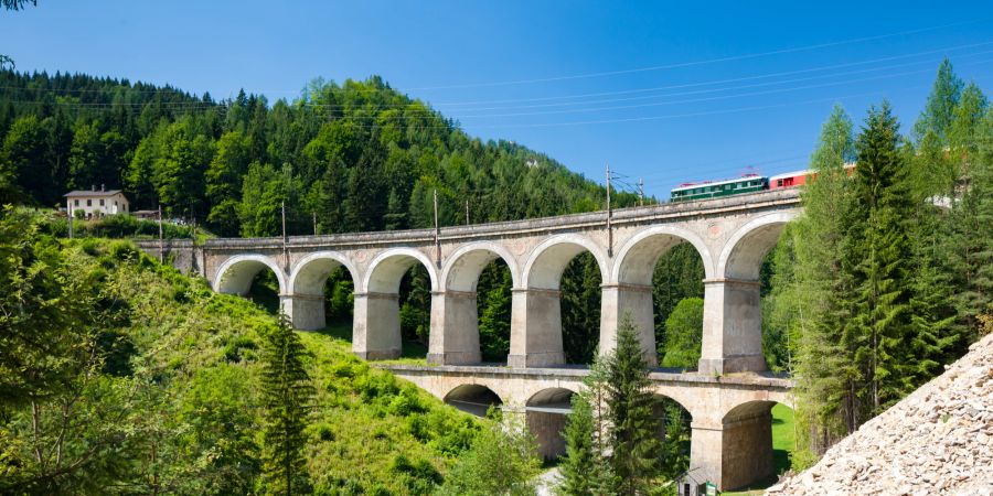 Eisenbahnviadukt in Österreich.