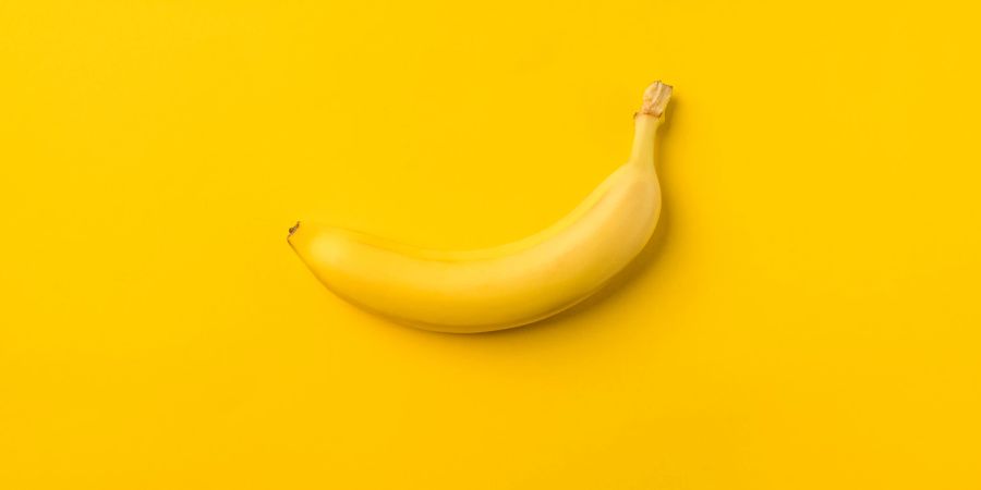 banane auf gelbem hintergrund