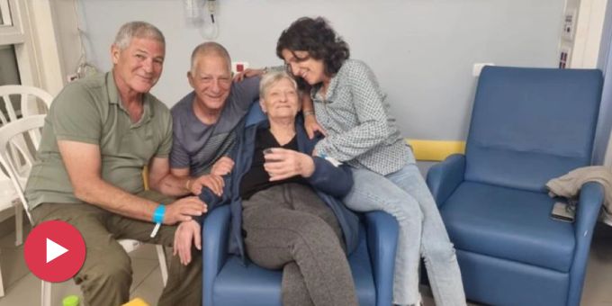 Nach 7 Wochen frei - Hamas-Geisel (85) mit Familie wiedervereint
