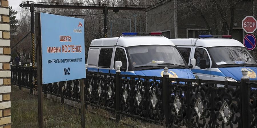 Krankenwagen stehen an der Kohlemine. Foto: Uncredited/AP/dpa