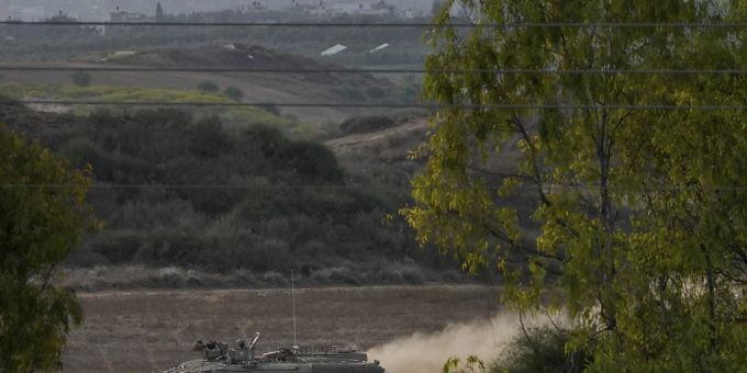 Ein israelischer gepanzerter Mannschaftstransportwagen bewegt sich zum Gazastreifen. Foto: Maya Alleruzzo/AP/dpa gaza