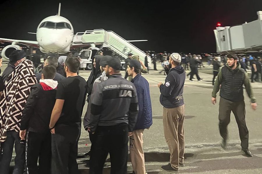 Am Sonntagabend stürmte ein Mob einen Flughafen in Russland.