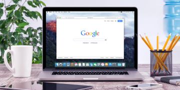 Laptop Google Suche Schreibtisch Büroutensilien