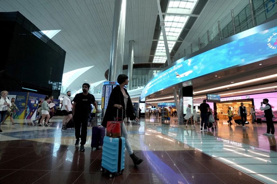 Am Flughafen wird ihre Reise aber zum Albtraum.