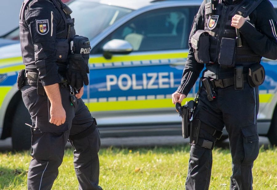 Zudem könnte man den  Personalmangel durch die Rekrutierung deutscher Polizisten entschärfen.