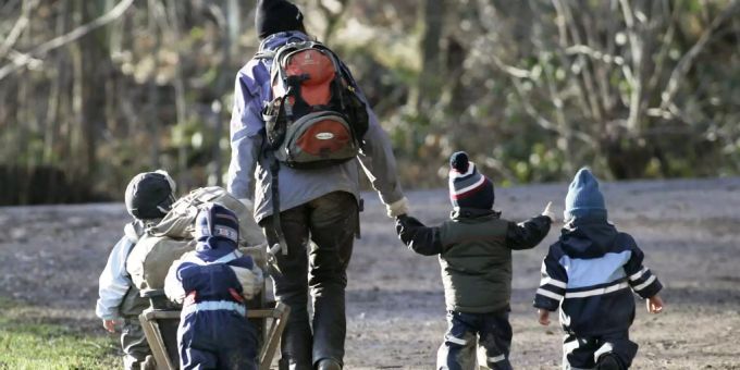 Die Kindergruppe war auf der Strasse unterwegs (Symbolbild). Die Kindergruppe war auf der Strasse unterwegs (Symbolbild).