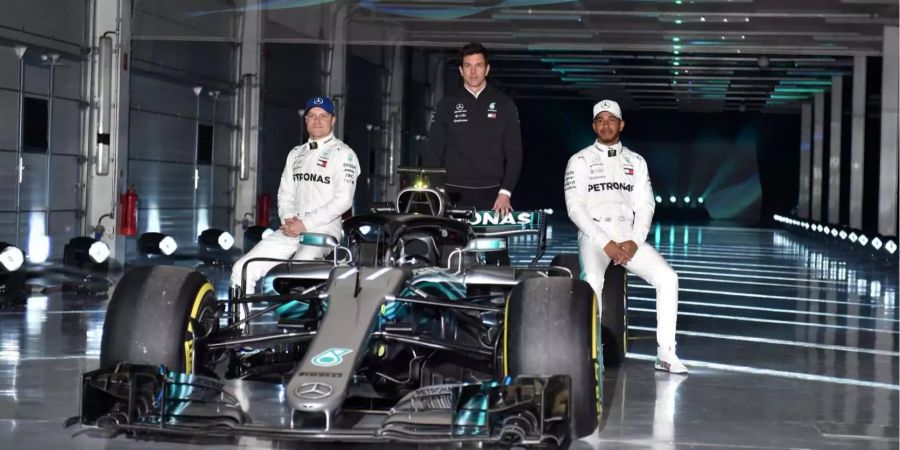 Der Finne Valtteri Bottas, Mercedes-AMG-F1 Direktor Toto Wolff und Weltmeister Lewis Hamilton.