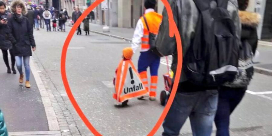 Das Kostüm dieses Kindes bringt alle zum Schmunzeln.