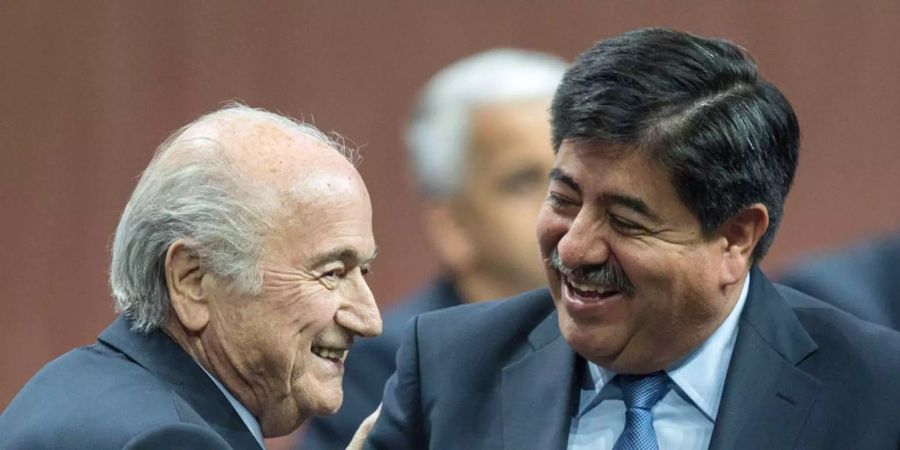 Sepp Blatter und Luis Bedoya beim Fifa-Kongress 2015 in Zürich.