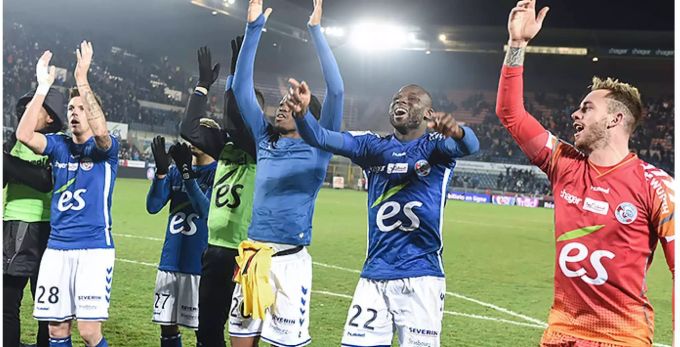 Die Spieler von Strassburg feiern einen Sieg in der Ligue 1. Ligue 1