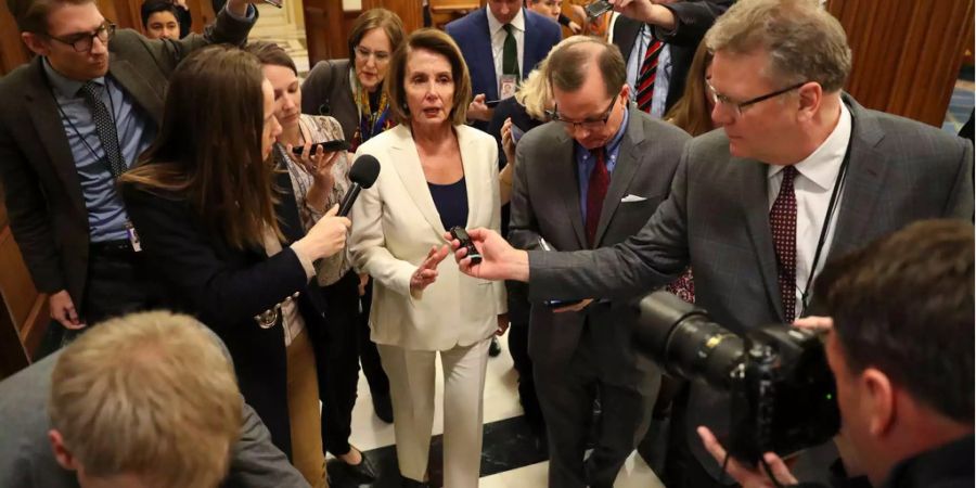 Nancy Pelosi gibt nach ihrem achtstündigen Filibuster noch Interviews