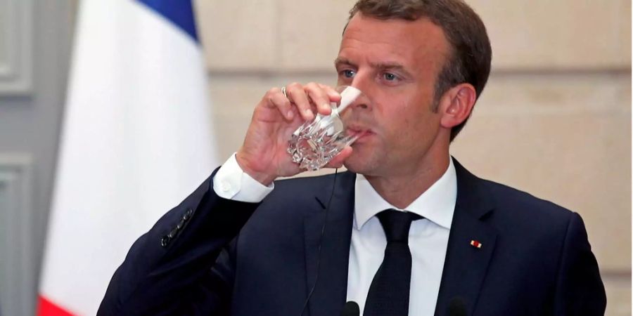 Franzosen wissen eben was gut ist: Emmanuel Macron genehmigt sich ein Glas flüssiges H2O.