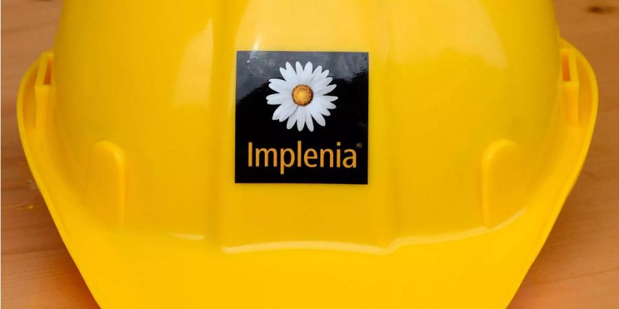 Das Logo der Grossbaufirma Implenia im Bahnhof von Erstfeld.