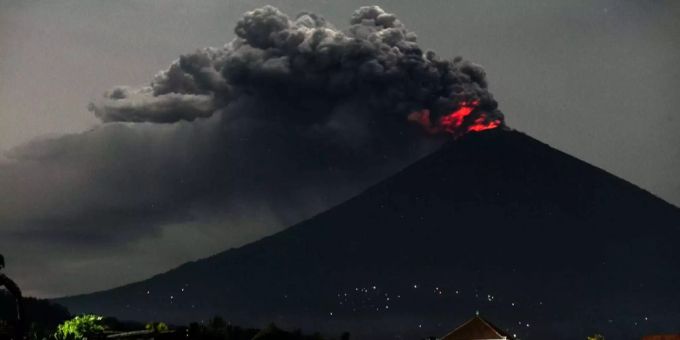 Zwei Kilometer hoch - Vulkan auf Bali spuckt wieder Aschesäule aus