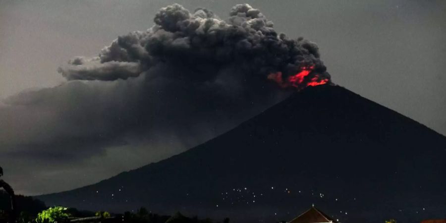 Agung (indonesisch für grosser Berg) spuckt wieder Asche. Bereits im November stieg eine 1500m hohe Aschewolke von dem Vulkan auf. (Bild vom Novemebr)