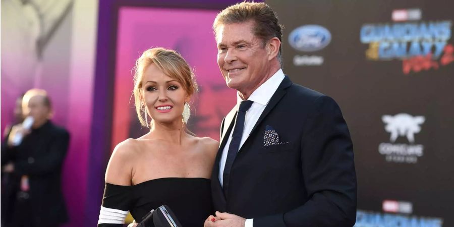 Sänger und Schauspieler David Hasselhoff mit seiner frisch angetrauten Ehefrau, Model Hayley Roberts.