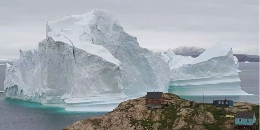 Dieser Eisberg bedroht das grönländische Dorf Innaarsuit.