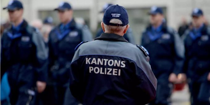 Kapo Aargau warnt - Falsche Polizisten betrügen wieder Senioren